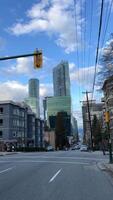 vancouver kanada 2023 bilar människor verklig liv i stad motorcyklar cyklar metropol stor stad liv skyskrapor lång ny modern och gammal hus kontor skön se av de vancouver byggnader video