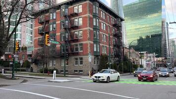 Vancouver Canada 2023 auto's mensen echt leven in stad motorfietsen fietsen metropolis groot stad leven wolkenkrabbers hoog nieuw modern en oud huizen kantoor mooi visie van de Vancouver gebouwen video