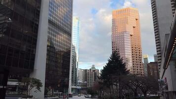 Vancouver Canada metropolis groot stad leven wolkenkrabbers hoog nieuw modern en oud huizen kantoor straat in heel buurt met mooi bomen video