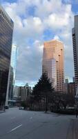echt leven in de groot stad wolkenkrabbers Doorzichtig lucht met wolken voorjaar kaal bomen zonder bladeren Vancouver Canada video