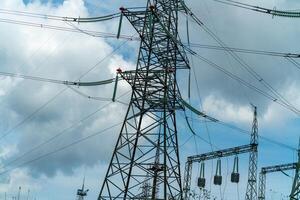 alto voltaje torres con cielo antecedentes. poder línea apoyo con alambres para electricidad transmisión. alto voltaje cuadrícula torre con cable cable a distribución estación. energía industria, energía ahorro foto