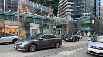 Straßen von Kanada Wolkenkratzer Menschen Autos Leben im groß Stadt Reisen zu Vancouver schön Stadt Beste im Welt zu Leben sehr teuer Metropole Häuser Büros Hotels Stadt Center Vancouver Kanada 2023 video