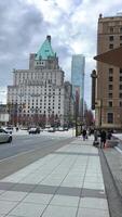 Innenstadt Vancouver Reise im groß Stadt Kunst Galerie Vancouver Hotel echt Leben Wolkenkratzer alt und Neu Mode Häuser modern Autos Menschen Himmel schleppend Bewegung Nachrichten enorm Glas Fenster Fairmont Vancouver video