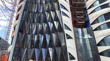 Canadá rascacielos construcción en céntrico Vancouver en contra vaso ventanas me gusta espacio en arboles No hojas primavera otoño invierno camión nuevo otro edificios hoteles oficinas vida de real personas video