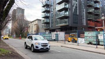 Canadá rascacielos construcción en céntrico Vancouver en contra vaso ventanas me gusta espacio en arboles No hojas primavera otoño invierno camión nuevo otro edificios hoteles oficinas vida de real personas video