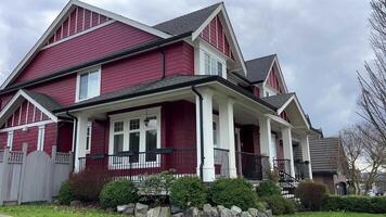 hermosa nuevo casa en ciudad de surrey cerca Vancouver Canadá privado sector pintado rojo borgoña o marrón visualización revista deseo a tener tal mansión calle arboles construido dos pisos cabaña video