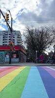 Vancouver trots regenboog voetganger kruispunt, voetgangers en voertuigen Bij de regenboog trots kruispunt in downtown davie en bute regenboog voetpaden in downtown vancouver homo dorp co-immuniteit video