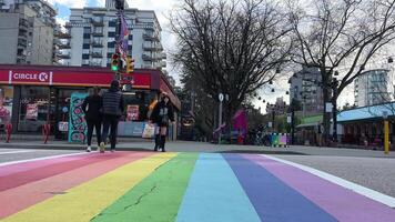 Vancouver orgullo arco iris peatonal cruce, peatones y vehículos a el arco iris orgullo cruce en céntrico davie y bute arco iris aceras en céntrico vancouver gay pueblo coinmunidad video
