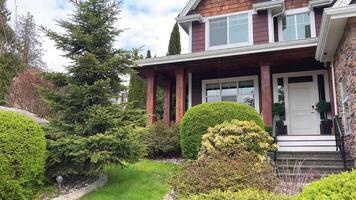 lindo Novo casa dentro cidade do Surrey perto Vancouver Canadá privado setor pintado vermelho Borgonha ou Castanho visualização revista desejo para ter tal mansão rua árvores construído duas histórias chalé video