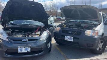 två vadställe bilar laddning en bil batteri i vinter. hjälp på de väg. närbild. ansluter hög Spänning trådar till de bil batteri. återupplivning av de bil i svår vinter- betingelser video