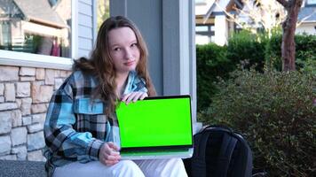 tonåring flicka visa bärbar dator med tömma attrapp grön krom nyckel skärm, den expert, tekniker reparera service, tech Stöd underhåll utbildning skola reklam underhållning internet spel video