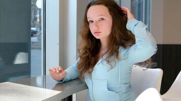 magnifique fille à le table dans Bureau se redresse cheveux privé école étude à être magnifique excellent étudiant parfait soumissionner beauté de adolescence blanc visage bouffi cheveux européen magnifique femme Jeune video