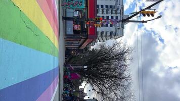 Vancouver trots regenboog voetganger kruispunt, voetgangers en voertuigen Bij de regenboog trots kruispunt in downtown davie en bute regenboog voetpaden in downtown vancouver homo dorp co-immuniteit video