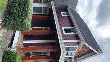 hermosa nuevo casa en ciudad de surrey cerca Vancouver Canadá privado sector pintado rojo borgoña o marrón visualización revista deseo a tener tal mansión calle arboles construido dos pisos cabaña video