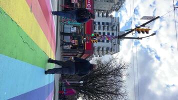 vancouver stolthet regnbåge fotgängare korsning, fotgängare och fordon på de regnbåge stolthet korsning i stadens centrum davie och bute regnbåge trottoarer i stadens centrum vancouvers Gay by coimmunity video
