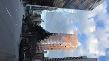 verklig liv i de stor stad skyskrapor klar himmel med moln vår bar träd utan löv vancouver kanada video