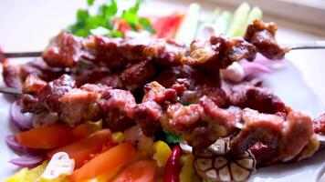 shish Kebab com cogumelos, cereja tomate e doce pimenta, grelhado carne espetos. topo visualizar, copyspace. a maioria importante carne prato do turco cozinha kebabs é uma rico produtos este é cozinhou em brasas video