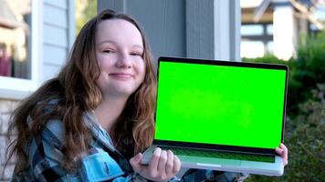 jong vrouw kanaal surfing TV groen scherm. jong vrouw veranderen kanalen Aan een groot scherm televisie, zoom in. groen scherm beeldmateriaal video