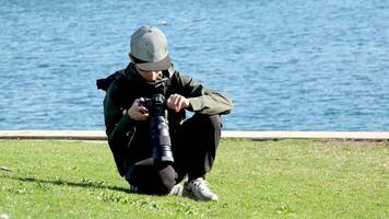 maschio fotografo assunzione immagini fotografo di il fiume video