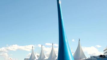 Kanada Platz ein Statue von ein fallen gegen das Hintergrund von Weiß Segel im Innenstadt Menschen Gehen entlang Promenade nehmen Selfies Freizeit Tourismus Besichtigung Platz zum Ankunft von Kreuzfahrt Liner Hafen video