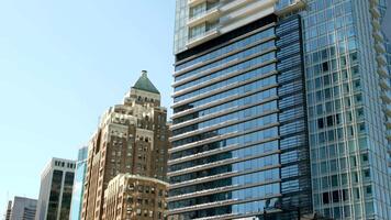 Canadá sitio disparo de el el más nuevo edificio en el centrar de Vancouver el cámara despacio dispara desde el fondo arriba en contra el azul cielo rascacielos antiguo y nuevo monumentos pequeño letras son escritos video