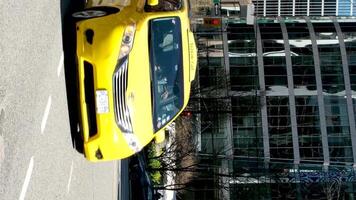 amarillo Taxi coche paso en el la carretera cerca el cámara lento movimiento Vancouver ciudad Canadá Desierto calles trabajando día todas en oficina edificios video