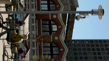 Canada posto porto centro vancouver osservazione Torre nel città centro avvolto nel ciliegia fiori luminosa sole bicchiere edificio ristorante superiore di Visualizza volante uccello persone seduta su lungomare a tavoli video