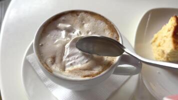 Viena, Austria, bonito lento movimiento imágenes de un vienés especialidad. café con crema. el mano con el cuchara se hunde dentro el crema a tomar alguno. video