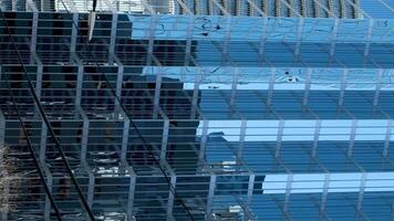 mooi glas gebouwen wolkenkrabbers stijgende lijn in de blauw lucht zonder wolken Vancouver kers bloesems in voorjaar de camera langzaam vangt de stadsgezicht kantoor gebouwen de laatste technologie video