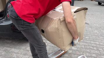 ny post bagage avdelning leverans av stor skiften lådor ladda in i de bil problem bagage leverans man i en röd t-shirt enhetlig vagn leverans ukraina vinna video