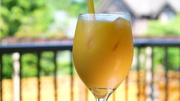 Bebiendo naranja jugo con hielo de cerca vaso Paja tracción mediante un Paja frío bebida emocionante hielo cubitos enfriamiento verano Bebiendo en el calor video