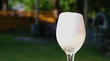 gießen Limonade mit Eis Eis in ein Glas gießen Limonade Wasser werfen Zitrone rühren mit ein Stroh mehrere Videos von ein kalt trinken auf das Straße auf das Tabelle sprudelnd Schaum Luftblasen Nahansicht