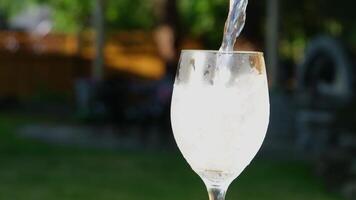 gieten limonade met ijs ijs in een glas gieten Frisdrank water Gooi citroen roeren met een rietje meerdere videos van een verkoudheid drinken Aan de straat Aan de tafel borrelen schuim bubbels detailopname