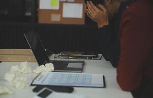 estresado irritado oficina empleado gerente teniendo dolor de cabeza migraña a negocio reunión con su colegas acerca de negocio problema ellos tener a resolver. estrés a trabajo o migraña concepto. foto