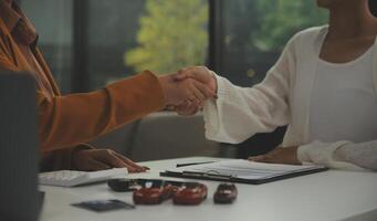 Insurance officers hand over the car keys after the tenant. have signed an auto insurance document or a lease or agreement document Buying or selling a new or used car with a car photo