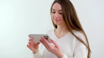 fille enfant avec une cellule téléphone parcourt le l'Internet video