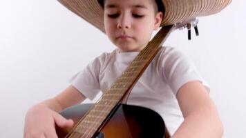 Masculin mains en jouant sur le cordes de une guitare, mexicain dans poncho et sombrero en jouant guitare, Sambrero chapeau couvertures une personne affronter, mains guitariste guitare les doigts sur le touche, fermer video