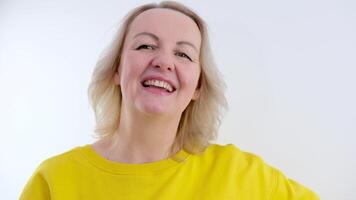 Porträt von kawaii beiläufig blond trägt Gelb Overall, zeigt an Daumen hoch, positiv Hand Geste, gut Arbeit, respektieren. minimal stilisiert video