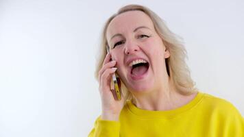 mittleren Alters Frau schreien freudig Tanzen und reden auf Telefon gut Nachrichten Treffen alt Freund Telefon Anruf unerwartet Freude aufrichtig Lachen Kommunikation Verkauf angenehm positiv Emotionen video
