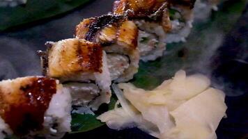 heerlijk restaurant Aziatisch voedsel sushi Aan bord met droog ijs paling tonijn reeks omhullend allemaal in de omgeving van ruimte voor tekst reclame sushi portie menu chef cursussen sushi maker detailopname ongelooflijk heerlijk video