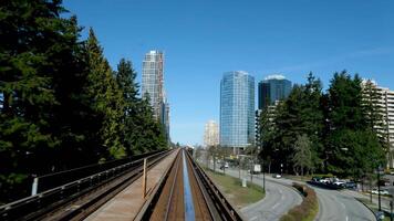 Vancouver skytrain nieuw Canada lijn naar Surrey huis rails trein lucht trein weg reis verkeer groot stad leven gemak comfort blauw lucht mooi hoor weer divers professioneel kwaliteit en foto stations video