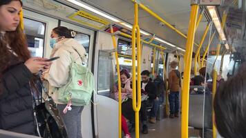 personas viaje en cielo comercio tren va desde estación a estación invierno otoño chaquetas suéteres mochilas extravagantemente vestido cochecitos ordinario vida en grande ciudad real personas Moviente vehículos video