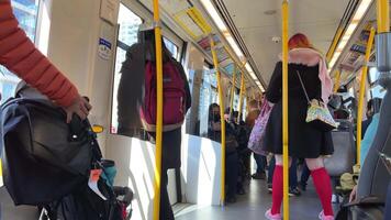 personas viaje en cielo comercio tren va desde estación a estación invierno otoño chaquetas suéteres mochilas extravagantemente vestido cochecitos ordinario vida en grande ciudad real personas Moviente vehículos video