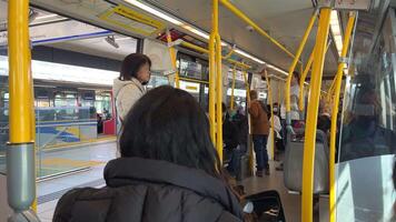 persone viaggio nel cielo commercio treno va a partire dal stazione per stazione inverno autunno giacche maglioni zaini stravagante vestito passeggini ordinario vita nel grande città vero persone in movimento veicoli video