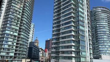 tiro a partire dal il davanti finestra di il Skytrain, lui passa sotto ponti, voi può vedere il macchine di il edificio e il intero ferrovia tiro lento movimento no persone dovunque Surrey vancouver Canada video