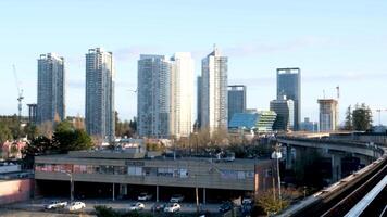 cielo tren la carretera desde surrey a Vancouver paso trenes rascacielos oficina edificios Ciencias centrar y otro estaciones desde Rey Jorge a frente al mar real vida en un grande ciudad británico Columbia 2023 video