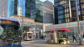 vancouver stad Centrum taxi trafik lampor bilar cyklister trådbussar skyskrapor människor gå till arbete fåglar flyga människor med resväskor liv i en stor stad stadens centrum video