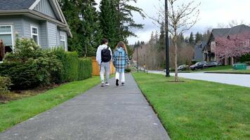 hoog school- studenten vrienden hoog school- tieners zien uit meisje huis eerste datum verpletteren verhouding eerste liefde kijken teder Bij elk andere school- jaren privaat kwartaal Canada Vancouver Amerika video