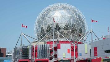 rayo del cielo estación en principal calle Ciencias palabra con el mundo de Ciencias para niños museo grande globo pelota esfera en un azul claro cielo panorama Canadá Vancouver video