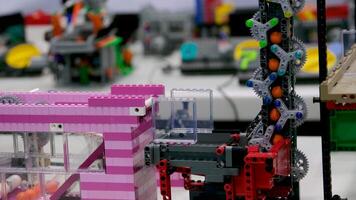 Canadá Vancouver 17.05.2024 trébol rodeo y país justa Lego bloques casas carros calles trenes tranvías. real vida de Lego juguetes de cerca imágenes de vias ferreas en un enorme ciudad hecho de bloques video